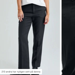 Kostymbyxor  - Populära kostymbyxor från bikbok, har blivit för små för mig så knappt använda. Dem är i PETITE