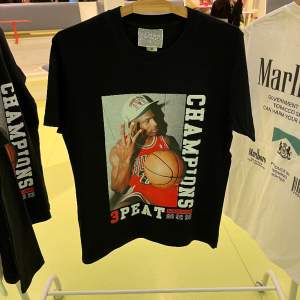 Stilren Michael Jordan T-shirt säljs av UF företaget GrafiTeeUf på Instagram.  Ej använd, endast frakt!