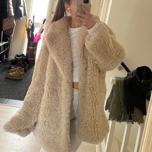 Pälsjacka - Såå gosig och varm jacka i fuskpäls från HM. Helt slutsåld. Endast använd 1 gång🫶🏼