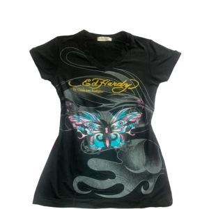 Svart Ed Hardy med print - Thriftad vintage Ed Hardy, mycket bra skick. Aldrig använd.