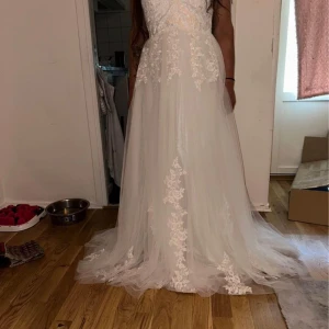 Bröllops klänning som ny  - Säljer min vackra klänning!  Använd under ca 2 h. Nypris 7000:- Klänningen är i nyskick och bra skyddad med special skydd och med kommande låda. Klänningens tyll faller super fint och en väldigt fin hållning med klack, prinsess liknande stuk 