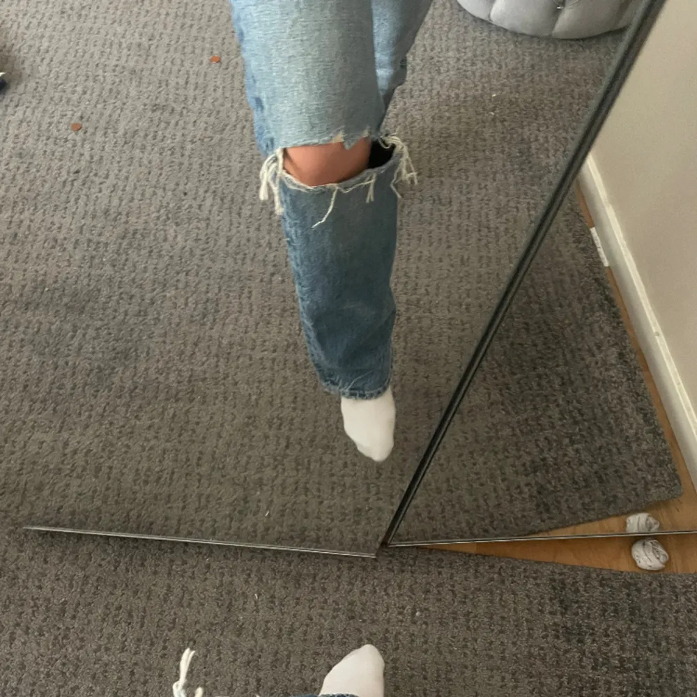 Mid waist jeans från zara med ett hål.. Jeans & Byxor.