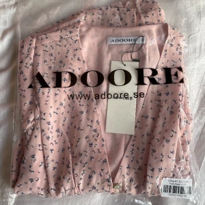 Adoore klänning  - Säljer denna populära klänning från Adoore pga att den var för liten och inte går att returnera! Helt oanvänd med prislapp och originalförpackning kvar, priset går att diskutera🤍