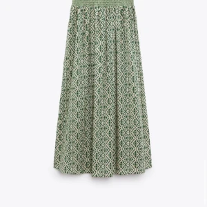 Kjol  - Säljer denna superfina kjol från Zara. Jag har aldrig använt den och den har prislappen kvar. Säljer den för den tyvärr var för kort på mig🥹 är 175💞💞