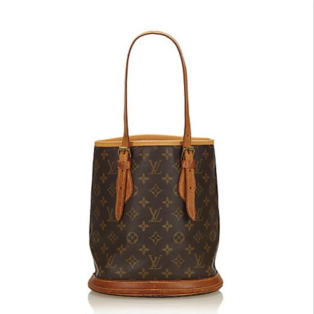 Säljer min Louis Vuitton petit bucket som är i fint skick. Inköpt på auctionet där den är värderad och äktenhetsbedömd. Höjd exklusive handtag 26 cm. Laukut & Käsilaukut.