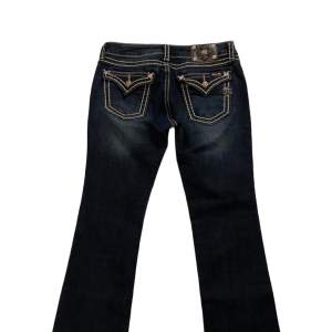 skitsnygga miss me jeans i strl 38  (w32) 💗 är bootcut och lågmidjade. midjemått: 42 cm innerbenslängd: 85 cm PRIS ÄR DISKUTERBART!❤️