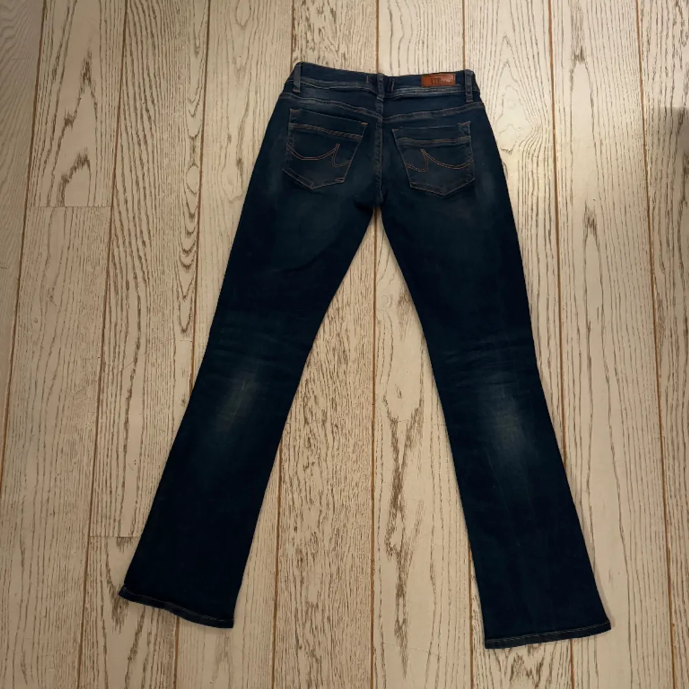 Säljer dessa Ltb Jeans i modellen Valerie, eftersom dom inte kommer till användning!💗 stl 26x32! Lite långa på mig som är 165 cm💗. Jeans & Byxor.