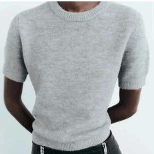 Stickad tröja - Säljer super populär stickad tröja från zara! Aldrig använd och är i helt nyskick❤️❤️