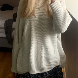 Stickad tröja - Stickad tröja i storlek M från monki ❤️‍🔥