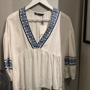 Zara topp  - INTRESSEKOLL på denna fina toppen från Zara. Storlek S men passa mig som oftast bruka ha Xs-S.  