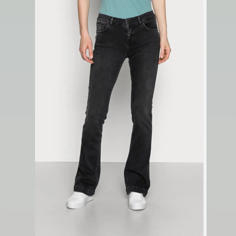 Snygga LTB jeans i modell fallon med detalj på fickorna (se på bild 2(lånad))💗 de är mycket mer lågmidjade i verkligheten (se sista bilden) 💛 för mer info skriv priv!. Jeans & Byxor.