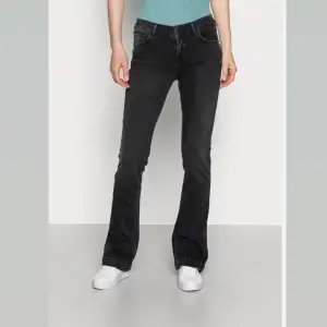 Snygga LTB jeans i modell fallon med detalj på fickorna (se på bild 2(lånad))💗 de är mycket mer lågmidjade i verkligheten (se sista bilden) 💛 för mer info skriv priv!