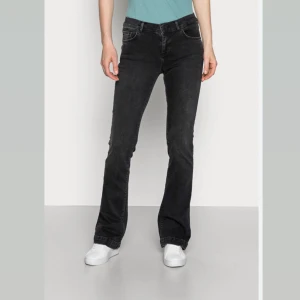 Lågmidjade LTB jeans - Snygga LTB jeans i modell fallon med detalj på fickorna (se på bild 2(lånad))💗 de är mycket mer lågmidjade i verkligheten (se sista bilden) 💛 för mer info skriv priv!