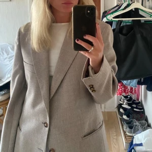 Kavaj - Ursprungligen är detta en herrkavaj men använder som en oversized kavaj, älskar färgen på den som är lite brunbeige melerad ish men använder inte jättemycket tyvärr
