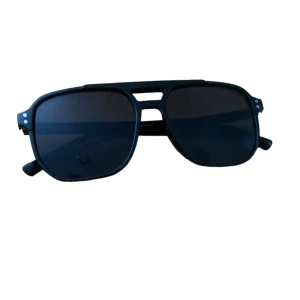 Solglasögon  - Säljer dessa helt oanvända solglasögonen. Storleken bör passa vem som helst. 