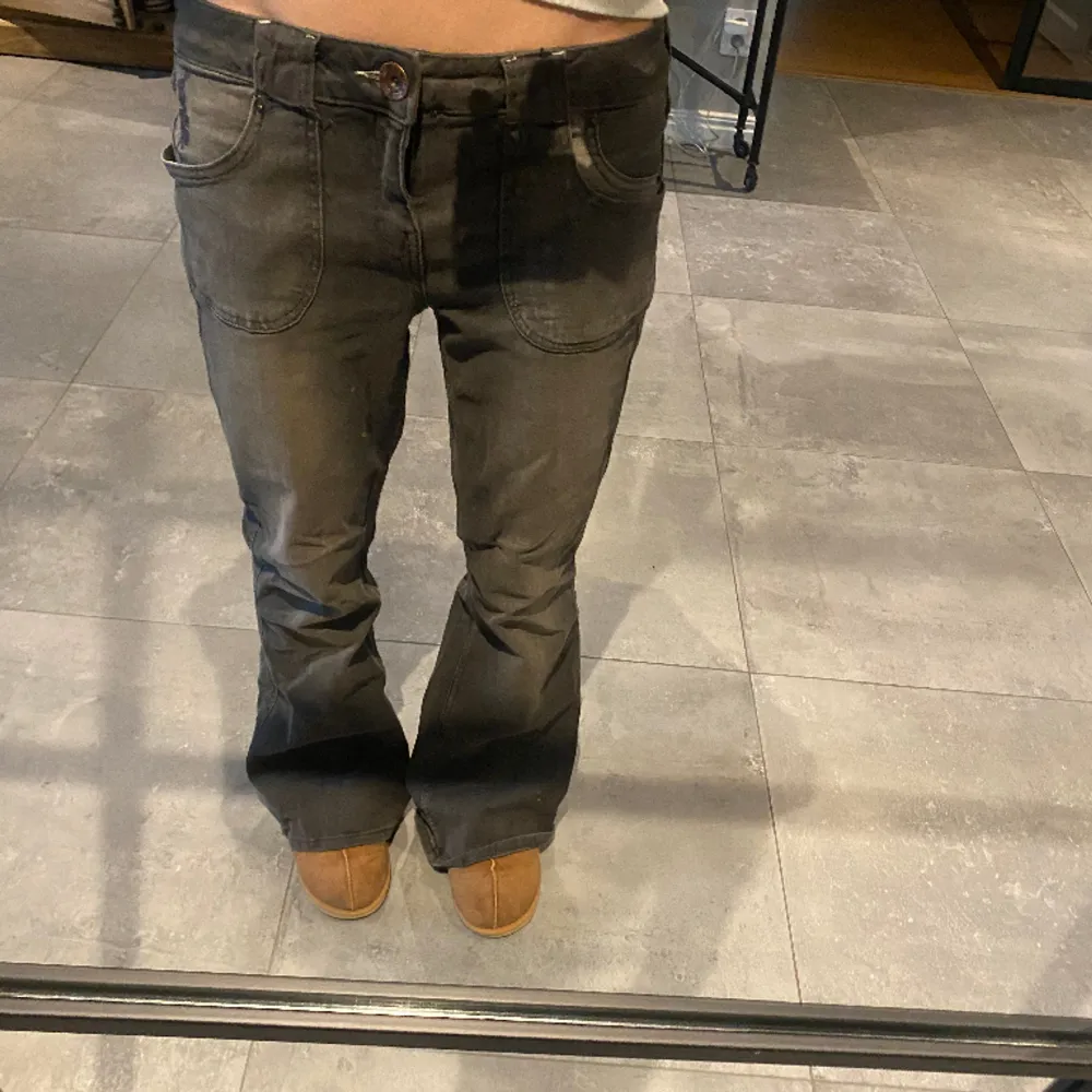 Säljer dessa snygga jeans från Urban Outfitters märke BDG. Jag köpte dom i somras för typ 800. Storleken är 28W 32L, och skulle säga att dom passar för S och M. Skriv om ni har frågor!💞. Jeans & Byxor.