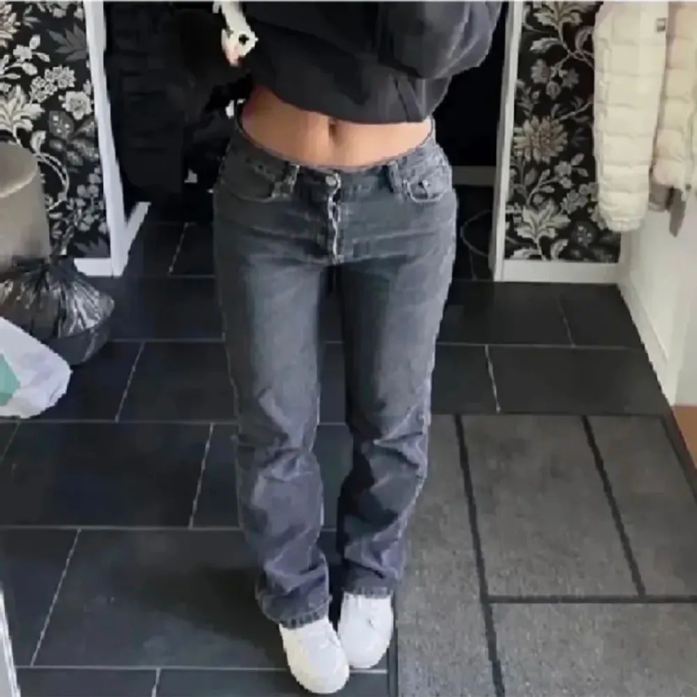 Svarta mig Waidt jeans från zara i storlek 36, säljer pågrund av att dom inte kommer till användning.. Jeans & Byxor.