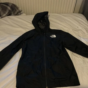 North face jacka - En riktig snygg och skön jacka som är för liten för mig