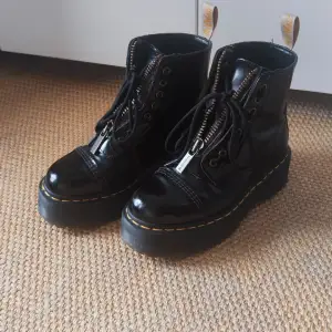 Säljer mina veganska Dr Martens med avtagbar dragkedja. Endast använda några fåtal gånger då de är lite för stora för mig. Jag brukar ha st 37-38 och tror de här skulle passa med en extra innersula alt. någon med st 38-39. Pris kan diskuteras.