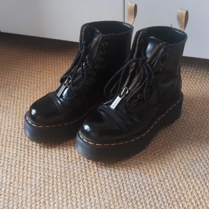 Vegan Sinclair jadon - Säljer mina veganska Dr Martens med avtagbar dragkedja. Endast använda några fåtal gånger då de är lite för stora för mig. Jag brukar ha st 37-38 och tror de här skulle passa med en extra innersula alt. någon med st 38-39. Pris kan diskuteras.