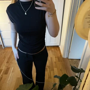 Soft top från gina - En svart basic top från gina i kollektionen soft. Den har scrunches på sidorna som gör den mer figursydd. Storlek L men passar mig som har s. Helt oanvänd med lapparna kvar ❤️