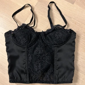 Korsett topp  - Topp från Urban outfitters, nyskick. Nypris 599