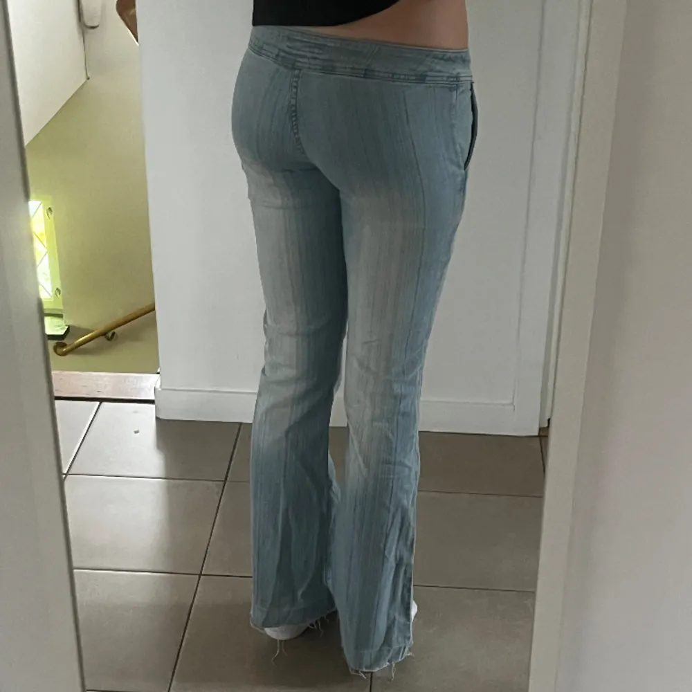 Så coola bootcut jeans från BLUE collection💕midjemått rakt över är 37/38, midjemått runt om är 77, innerbensmått är 77 och ytterbensmåttet är 98 cm. Jeans & Byxor.
