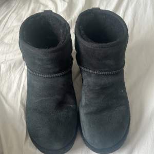 Svarta äkta uggs köpt på Plick storlek 40 säljer då lite förstora för mig skolåda kommer med🌟bra skick, köpta för 2000kr💖