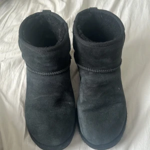 Ugg  - Svarta äkta uggs köpt på Plick storlek 40 säljer då lite förstora för mig skolåda kommer med🌟bra skick, köpta för 2000kr💖