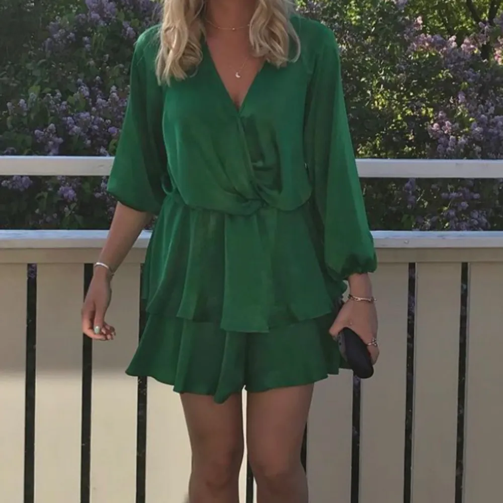 Grön v-ringad klänning med volanger . Klänningar.