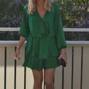 Grön v-ringad klänning med volanger 