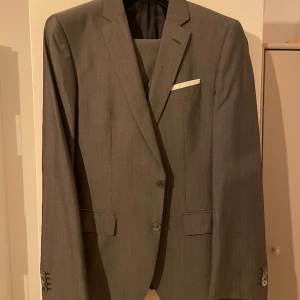 Hugo Boss Kostym set  - Passar någon på ca 185  Large 
