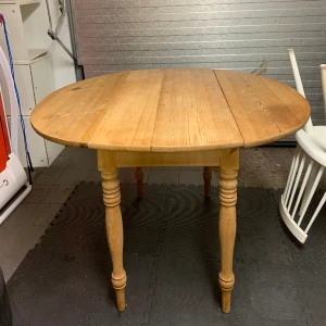 Klaffbord - runt klaffbord, furu (smått osäker) troligtvis tidigt 1900-tal/ sent 1800-tal. Tidigare tillhört äldre släkting vars tillhört dennes familj. bordet är fint skick, möjligtvis nån liten skada här i och där men inga synliga sprickor i träet. Upphämtning