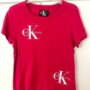 CK T-Shirt  - Säljer denna fina T-Shirt i storlek 36/S som dessutom är i bra skick. Den har inte kommit till användning och det vore bra om den kunde få en ny ägare 🌸