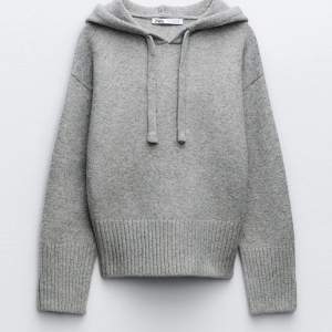 Säljer min stickade hoodie från zara då den inte kommer till användning💕 inga defekter  