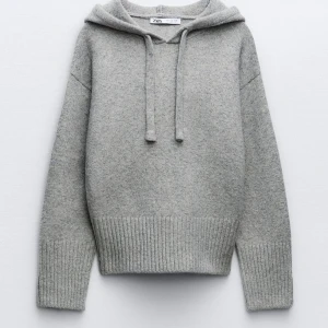 Zara hoodie - Säljer min stickade hoodie från zara då den inte kommer till användning💕 inga defekter  