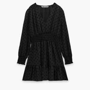 Svart klänning - Svart zara klänning, inte använd så mycket och inga fläckar eller att den är trasig. Orginal pris 400