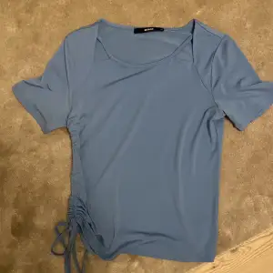En fin blå tröja från bikbok i strl M. Använd bara nån enstaka gång men är perfekt för sommaren. Skriv om du har nån fråga😊😊