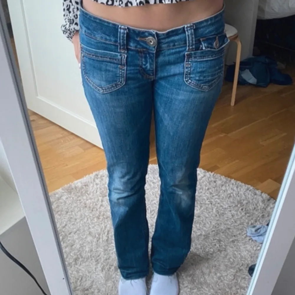 Jätte snygga low waist jeans ifrån only!! Super fint skick💕obs lånade bilder, då de är för stora för mig💕. Jeans & Byxor.