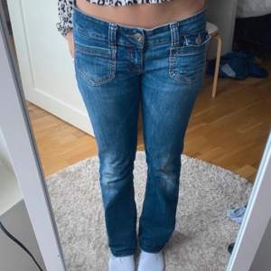 Jätte snygga low waist jeans ifrån only!! Super fint skick💕obs lånade bilder, då de är för stora för mig💕
