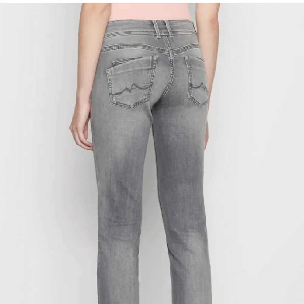 Säljer dessa lågmidjade jeans igen pepe då dom är lite stora för mig! Sparsamt använda, inga defekter❤️. Jeans & Byxor.