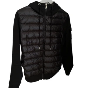 Moncler Cardigan Svart - Här är en Moncler cardigan som är perfekt inför den kommande våren! Den är svart och påsar storleken M vilket är storlek 3 eller 2. Inga skador heller, så hör av er av det minsta intresse och frågor är okej att ställa. Tack!