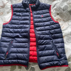 Ralph lauren väst  - Säljer min polo Ralph lauren väst för att den inte används längre Nypris: 2000kr Bra skick men ganska gammal Skick: 8,5/10 Pris kan diskuteras vid snabb affär. 