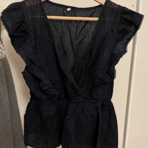 Volang topp  - Superfin marinblå blus med detaljer och volanger 