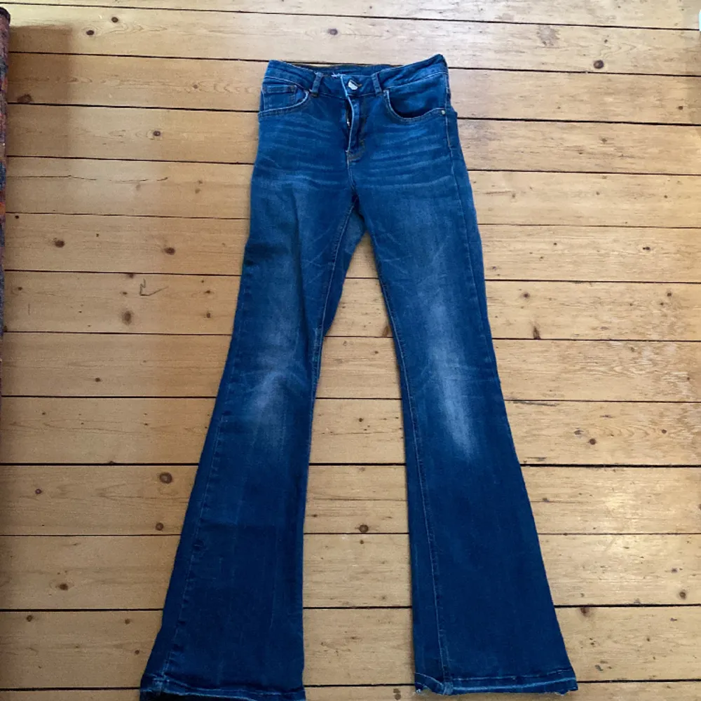 Jeans i hyfsat bra skick dom är nerlagda så dom kan vara lite långa om du är kort❤️. Jeans & Byxor.