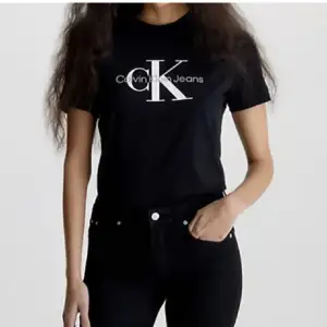Superfin tröja från Calvin Klein som är i otroligt bra skick! Säljer för att den inte kommer till användning längre ❤️