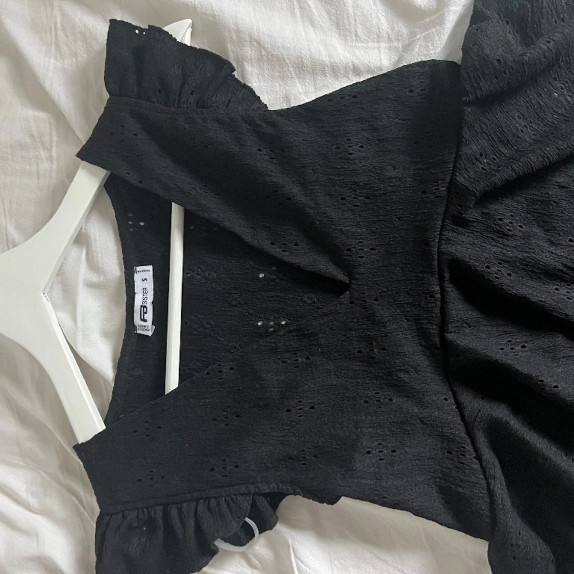 Fin svart volangtopp - 91