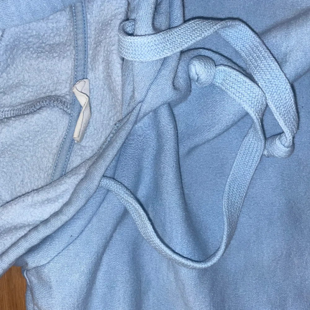 En kortare nästan magtröjs hoodie i blå färg. Super snygg i storlek XXS men den passar XS/S.. Hoodies.