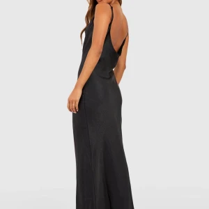 Långklänning  - Fantastiskt långklänning i svart satin 🖤 aldrig använd med lappar kvar! Nypris 630kr. Finns i Uppsala men fraktar gärna :) 