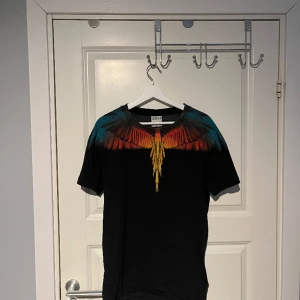 Svart Marcelo burlon tshirt - S/M skicket är 10 använd bara ett få gånger säljer pågrund av att färgen inte passar mig så bra